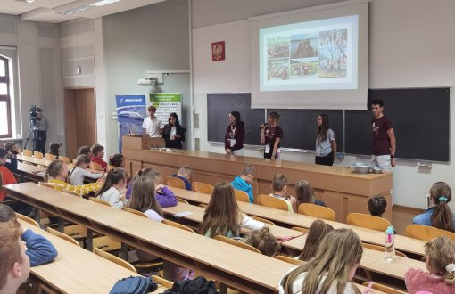 Wolontariusz ŁUD prowadzą wykład dla dzieci