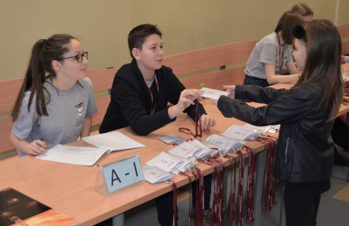 Wolontariusz ŁUD stemluje indeks dziecku