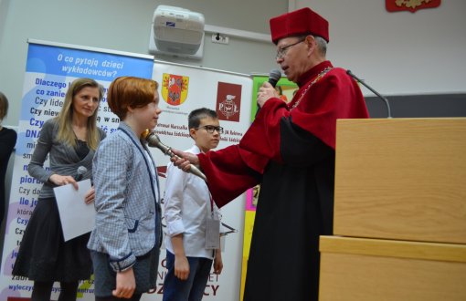 Rektor PŁ pasuje dwoje wybranych dzieci na studentów ŁUD